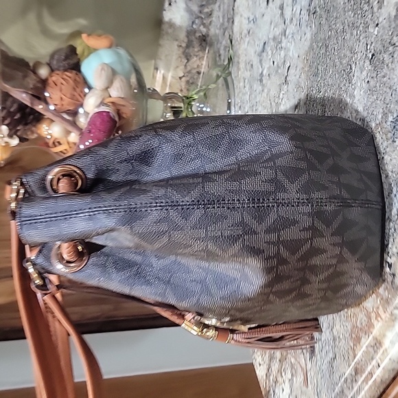 Michael Michael Kors  EUC Shoulder Bag - Picture 7 of 10